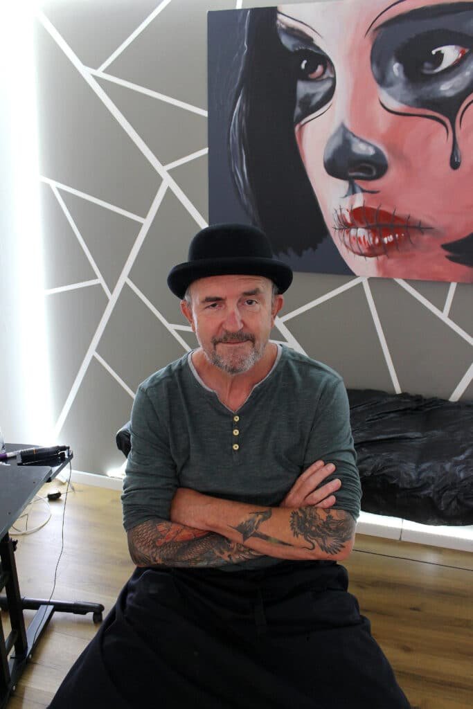 Christoph – Besitzer des Tattoo-Studios in Erftstadt bei Köln Christoph, der Besitzer des Studios in Erftstadt nahe Köln, auf der Über-uns-Seite seines Tattoo-Studios.