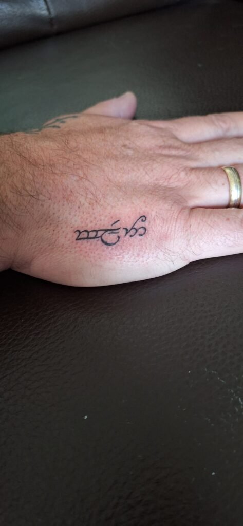 Elbisches Schrift Tattoo, gestochen bei CawTattoo nähe Köln